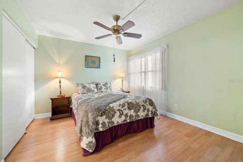 Condo in Largo, Florida, 2 bedrooms  № 2381346 - photo 21