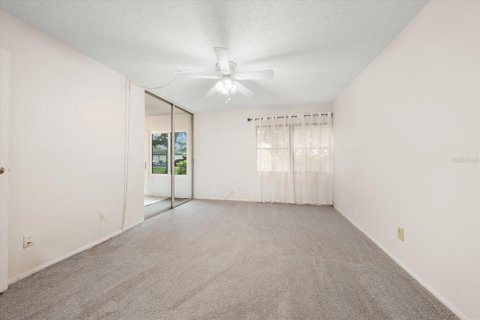 Condo in Largo, Florida, 2 bedrooms  № 2381346 - photo 27