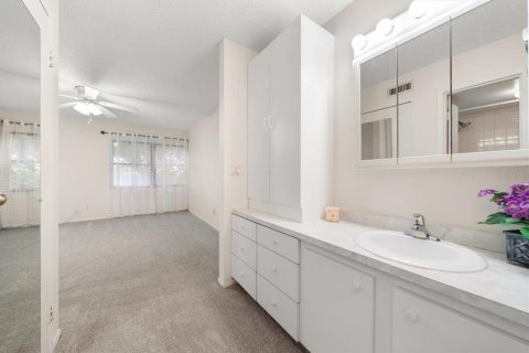 Condo in Largo, Florida, 2 bedrooms  № 2381346 - photo 17