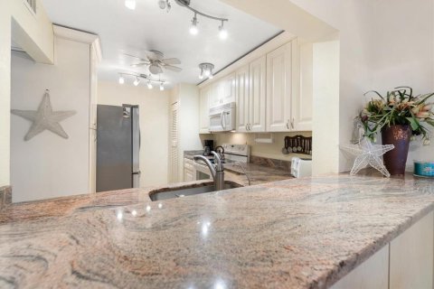 Condo in Largo, Florida, 2 bedrooms  № 2381346 - photo 13