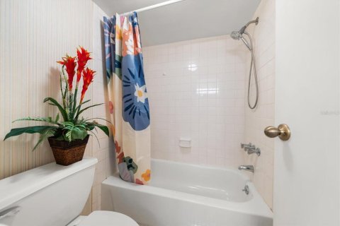Condo in Largo, Florida, 2 bedrooms  № 2381346 - photo 16