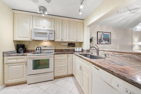 Condo in Largo, Florida, 2 bedrooms  № 2381346 - photo 11