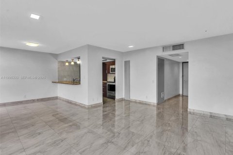 Condo in Aventura, Florida, 1 bedroom  № 2058395 - photo 9
