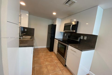 Снять в аренду кондоминиум в Дорал, Флорида 2 спальни, 125.33м2, № 1987573 - фото 2