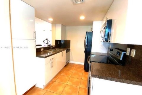Снять в аренду кондоминиум в Дорал, Флорида 2 спальни, 125.33м2, № 1987573 - фото 4