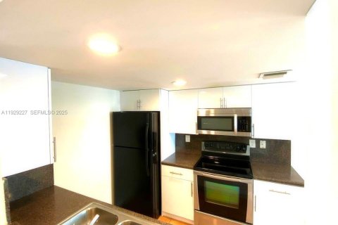 Снять в аренду кондоминиум в Дорал, Флорида 2 спальни, 125.33м2, № 1987573 - фото 1