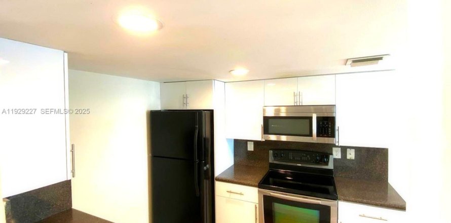 Кондоминиум с 2 спальнями в Дорал, Флорида № 1987573