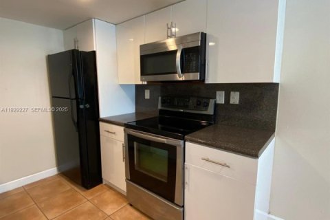 Снять в аренду кондоминиум в Дорал, Флорида 2 спальни, 125.33м2, № 1987573 - фото 3