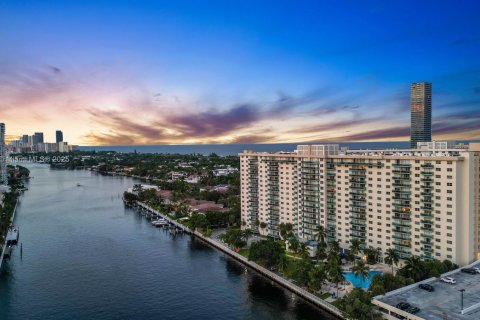 Condominio en venta en Sunny Isles Beach, Florida, 2 dormitorios, 141.68 m2 № 1766315 - foto 2