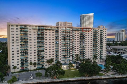 Condominio en venta en Sunny Isles Beach, Florida, 2 dormitorios, 141.68 m2 № 1766315 - foto 3