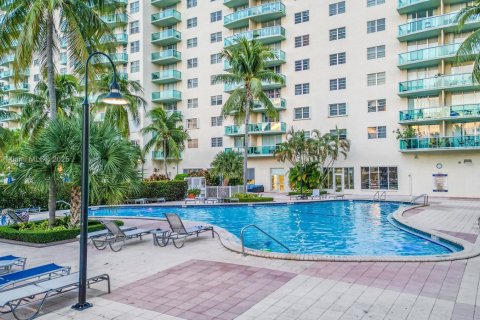 Condominio en venta en Sunny Isles Beach, Florida, 2 dormitorios, 141.68 m2 № 1766315 - foto 24