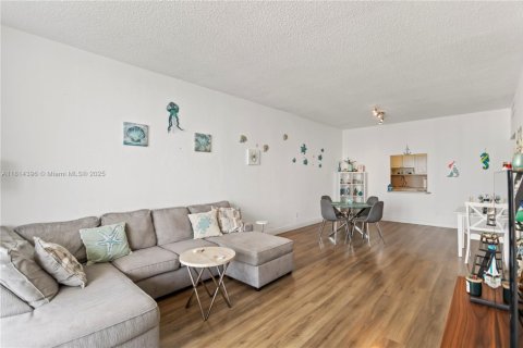 Condominio en venta en Sunny Isles Beach, Florida, 2 dormitorios, 141.68 m2 № 1766315 - foto 11