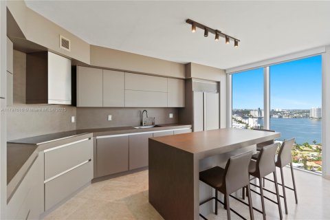 Condominio en venta en Sunny Isles Beach, Florida, 3 dormitorios, 246.1 m2 № 1943018 - foto 26