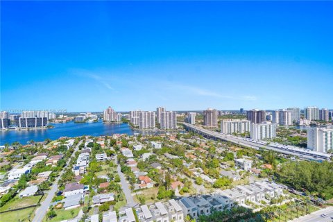 Condominio en venta en Sunny Isles Beach, Florida, 3 dormitorios, 246.1 m2 № 1943018 - foto 28