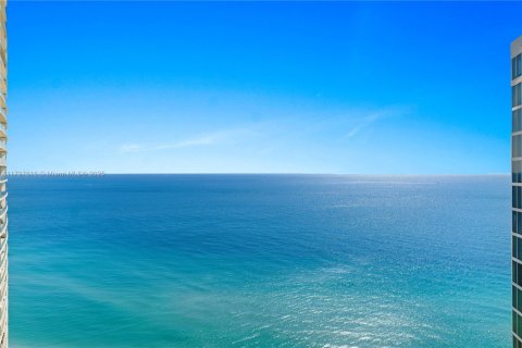 Condominio en venta en Sunny Isles Beach, Florida, 3 dormitorios, 246.1 m2 № 1943018 - foto 22