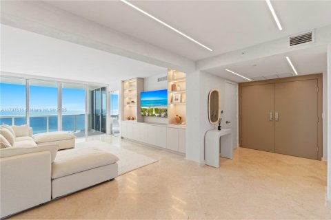 Condominio en venta en Sunny Isles Beach, Florida, 3 dormitorios, 246.1 m2 № 1943018 - foto 15