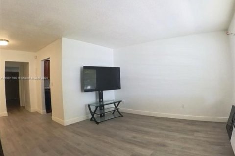 Copropriété à vendre à Miami Gardens, Floride: 1 chambre, 53.88 m2 № 1955874 - photo 2