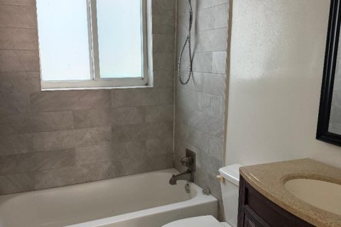 Снять в аренду квартиру в Помпано-Бич, Флорида 3 комнаты, 51.1м2, № 2184807 - фото 4