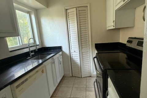 Снять в аренду квартиру в Помпано-Бич, Флорида 3 комнаты, 51.1м2, № 2184807 - фото 3