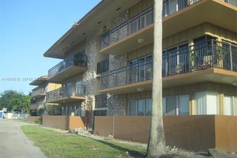 Снять в аренду кондоминиум в Дейви, Флорида 2 спальни, 102.19м2, № 2032513 - фото 2