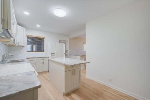 Apartment in Sarasota, Florida 2 bedrooms, 121.79 sq.m. № 1866575 - photo 5