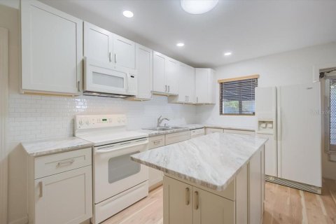 Apartment in Sarasota, Florida 2 bedrooms, 121.79 sq.m. № 1866575 - photo 6
