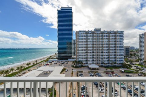 Condominio en venta en Hallandale Beach, Florida, 2 dormitorios, 115.2 m2 № 1978447 - foto 8