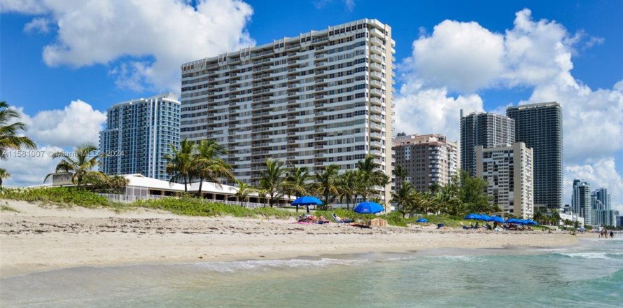 Condominio en Hallandale Beach, Florida, 2 dormitorios № 1978447