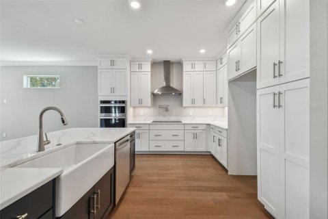 House in Tampa, Florida 4 bedrooms, 279.08 sq.m. № 1535626 - photo 4