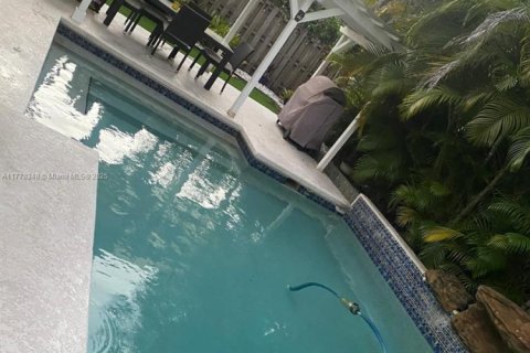 House in Cooper City, Florida 4 bedrooms, 207.82 sq.m. № 1741498 - photo 1