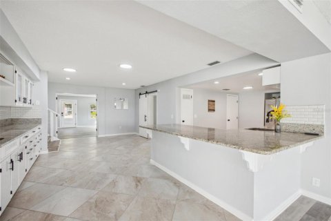 House in Winter Haven, Florida 5 bedrooms, 363.34 sq.m. № 1546096 - photo 29