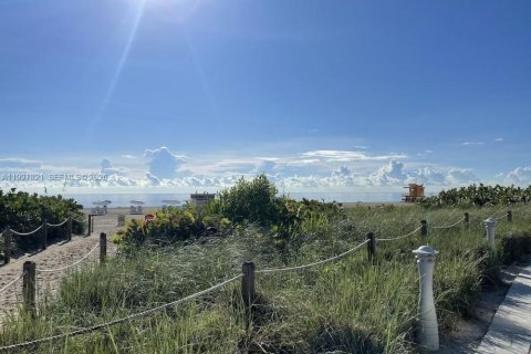 Condo in Miami Beach, Florida, 1 bedroom  № 2060890 - photo 2