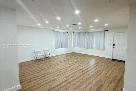 House in Miami, Florida 3 bedrooms, 152.17 sq.m. № 2044837 - photo 14