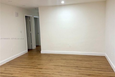 House in Miami, Florida 3 bedrooms, 152.17 sq.m. № 2044837 - photo 8