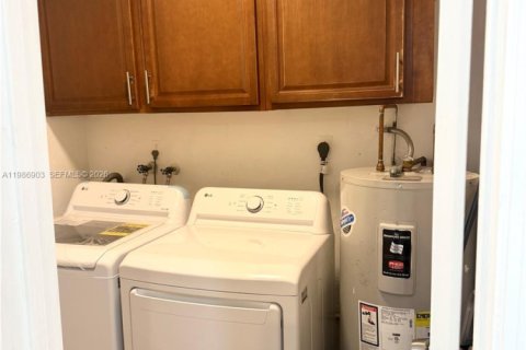 House in Miami, Florida 3 bedrooms, 152.17 sq.m. № 2044837 - photo 11