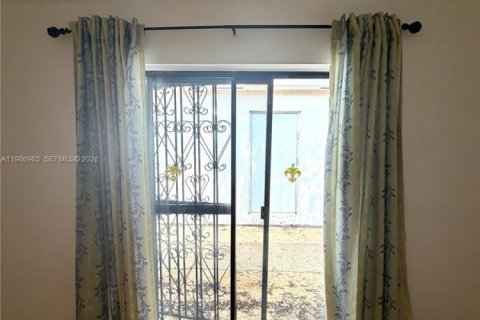 House in Miami, Florida 3 bedrooms, 152.17 sq.m. № 2044837 - photo 28
