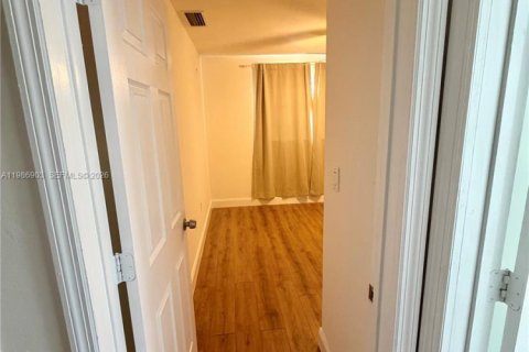 House in Miami, Florida 3 bedrooms, 152.17 sq.m. № 2044837 - photo 18