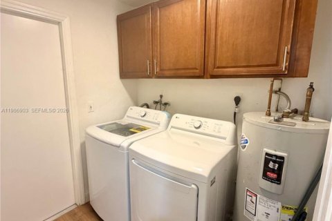 House in Miami, Florida 3 bedrooms, 152.17 sq.m. № 2044837 - photo 12