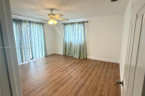 House in Miami, Florida 3 bedrooms, 152.17 sq.m. № 2044837 - photo 23