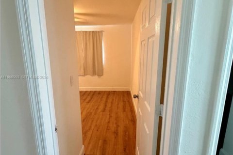 House in Miami, Florida 3 bedrooms, 152.17 sq.m. № 2044837 - photo 16