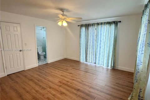 House in Miami, Florida 3 bedrooms, 152.17 sq.m. № 2044837 - photo 24