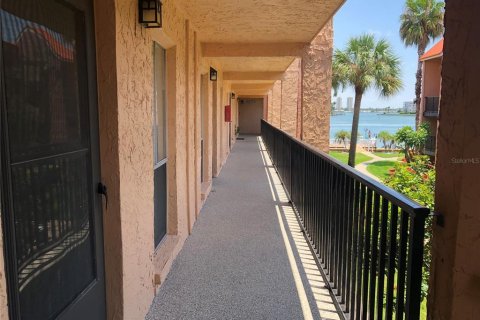 Condo in Saint Pete Beach, Florida, 1 bedroom  № 1654005 - photo 1
