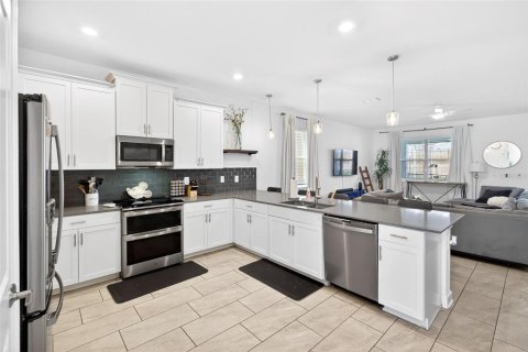 Casa en venta en Davenport, Florida, 8 dormitorios, 405.98 m2 № 2094570 - foto 10