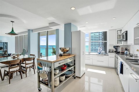 Condo in Fort Lauderdale, Florida, 2 bedrooms  № 2271822 - photo 9