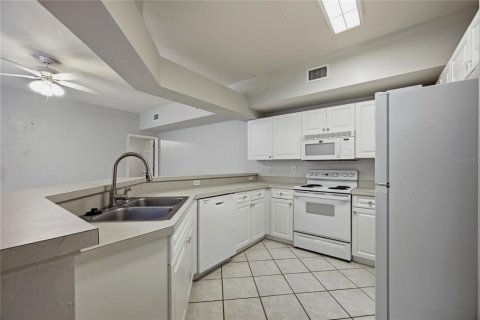 Condo in Gainesville, Florida, 2 bedrooms № 2237285 - photo 11