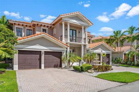 House in Cutler Bay, Florida 5 bedrooms, 438.22 sq.m. № 2430057 - photo 2