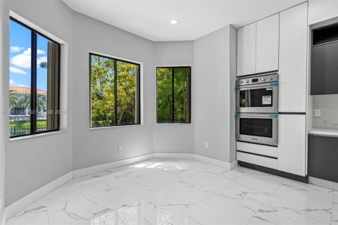 House in Cutler Bay, Florida 5 bedrooms, 438.22 sq.m. № 2430057 - photo 16