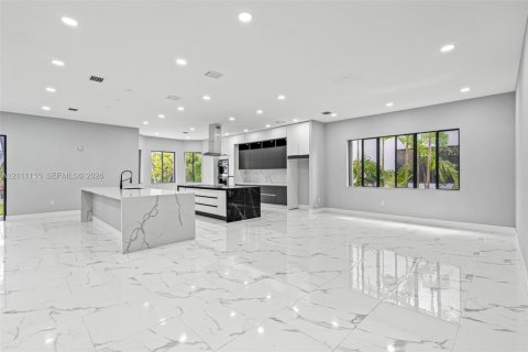 House in Cutler Bay, Florida 5 bedrooms, 438.22 sq.m. № 2430057 - photo 11
