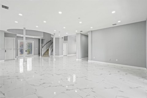 House in Cutler Bay, Florida 5 bedrooms, 438.22 sq.m. № 2430057 - photo 17