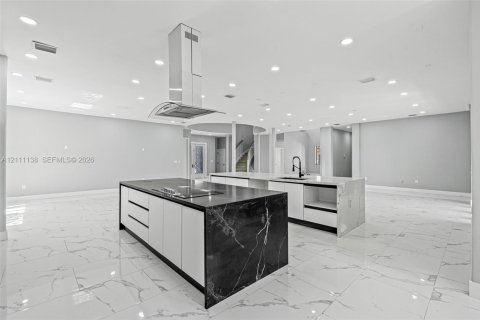 House in Cutler Bay, Florida 5 bedrooms, 438.22 sq.m. № 2430057 - photo 15